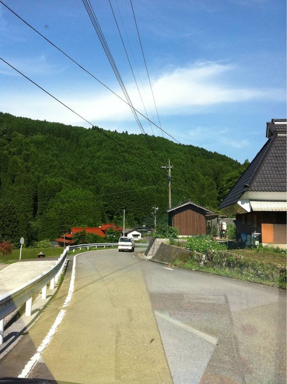 日中の山国町の風景