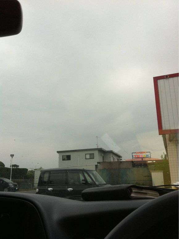 曇り空のもと